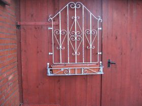 handgeschmiedetes Fenstergitter.JPG